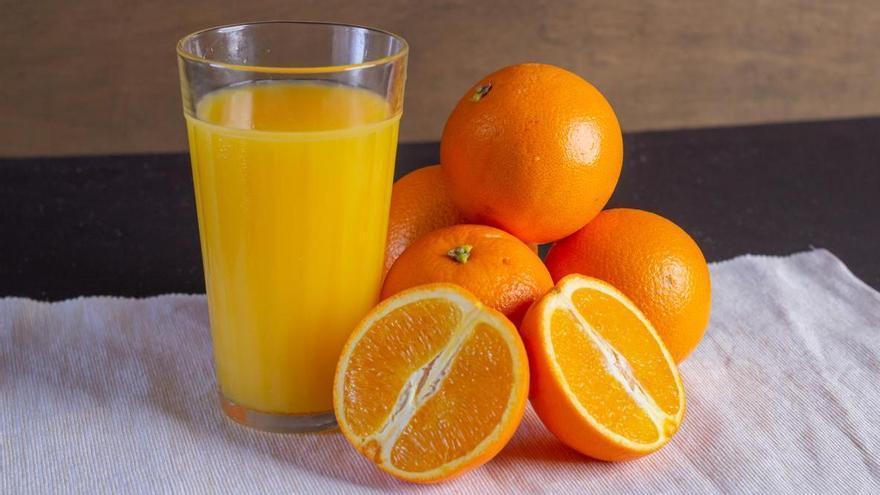 El zumo de naranja a debate: ¿realmente es saludable o es un mito?