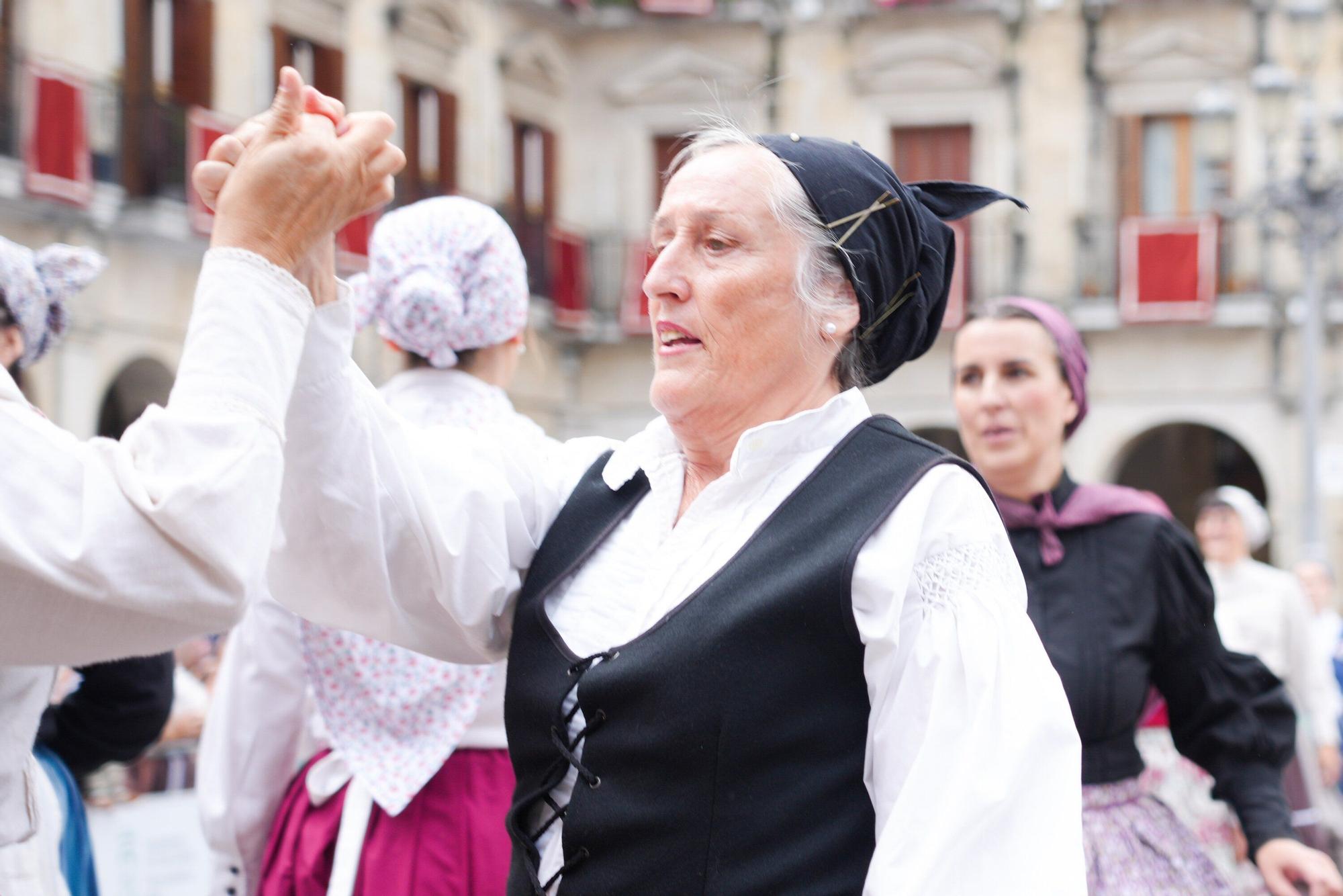 En imágenes: Los dantzaris se adueñan de la Plaza Nueva en el tradicional Zortziko