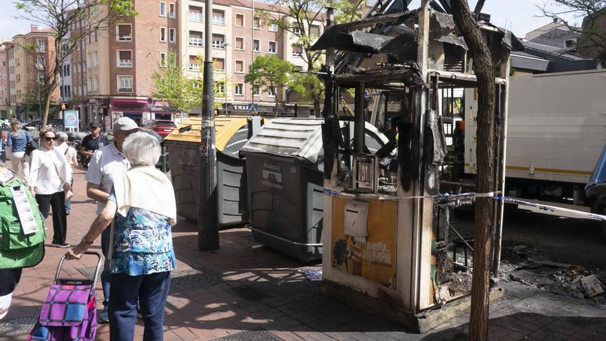 Arden tres contenedores y un kiosko de la ONCE en Judimendi