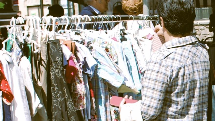 Regresa a Amurrio la feria de venta de ropa al kilo