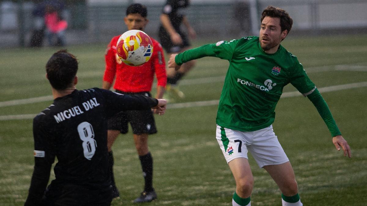Miguel Díaz del Izarra y Ander Iriguibel del San Juan en la disputa por el esférico.