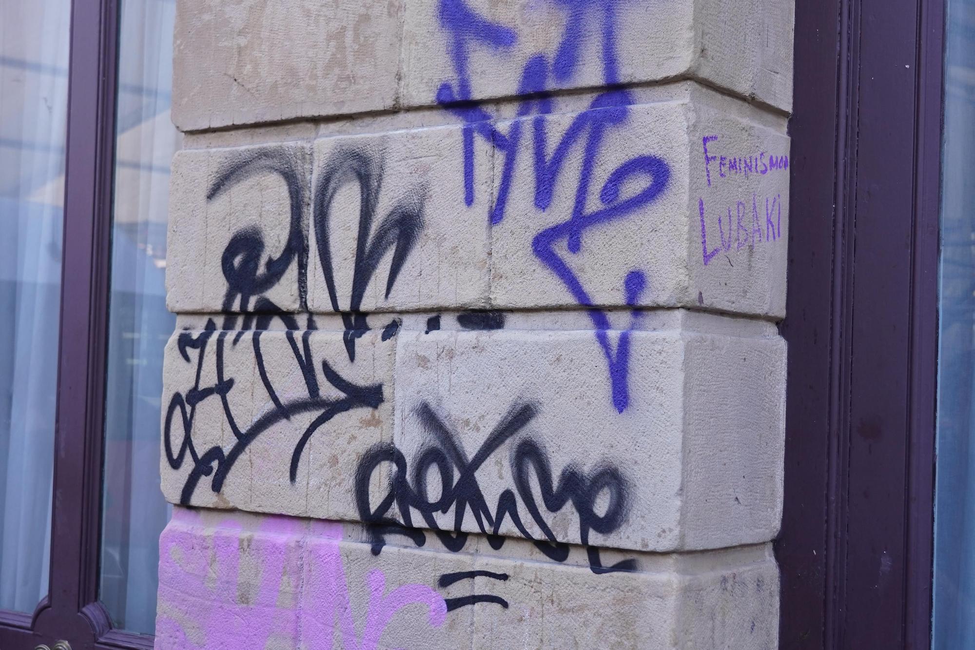 En fotos: vandalizan la fachada y las entradas del teatro Arriaga