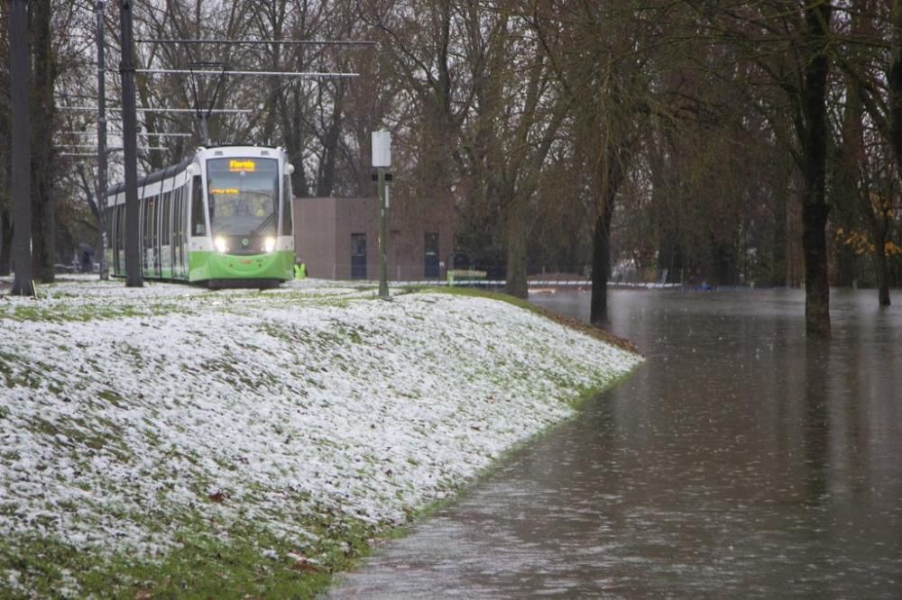 Agua y nieve en Vitoria.