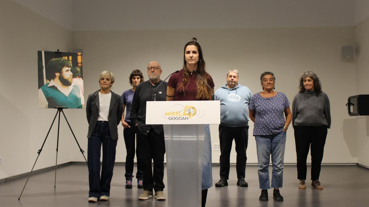 Ainhoa Bueno, en primer término, en la presentación del homenaje a Mikel Zabalza.