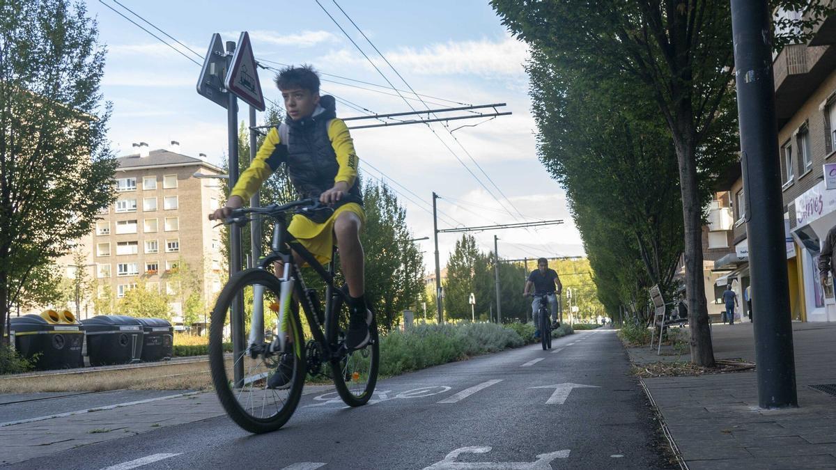 Un joven ciclista se desplaza por el bidegorri de la Avenida Gasteiz.