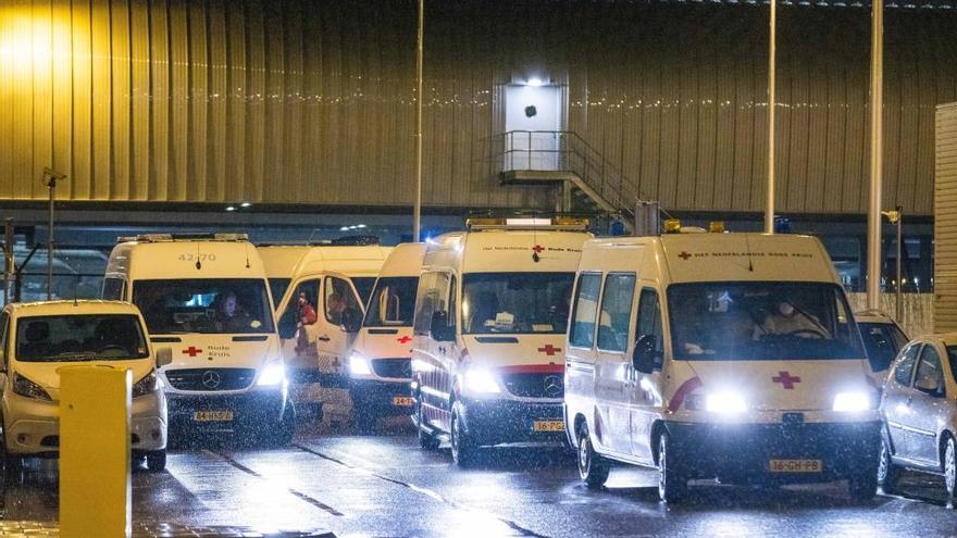 Ambulancias trasladan a los positivos por covid que aterrizaron este sábado en Amsterdam