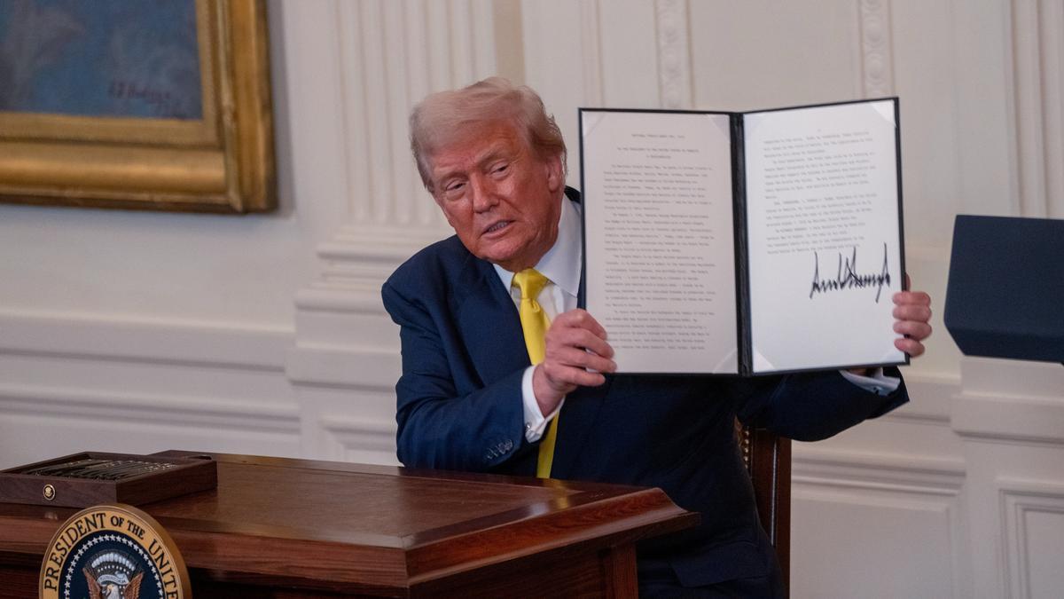 Donald Trump muestra uno de los numerosos decretos que ha firmado en el Despacho Oval.