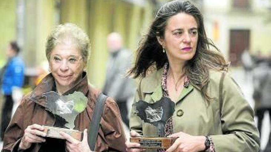 Vivian Gornick y Eider Rodríguez recibieron ayer el premio Euskadi de Plata en Donostia.