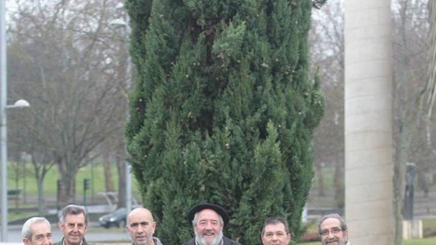 Javier Laquidáin, José Mari Larequi, Felipe Larequi, Pablo Erice, Luis Rodrigo, Miguel Esquíroz, Victorio Goyenaga, Emilio Rodríguez, José Javier Las Eras y Manolo Burguete, de la asociación Lacarra, posan junto a una de las cestas con productos de las hu