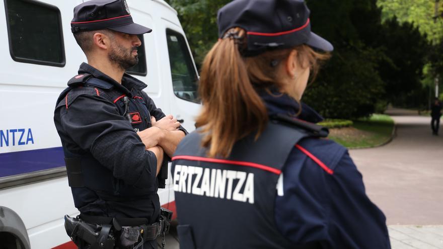 Roba en una vivienda de Sondika y golpea con una herramienta  en la cabeza  a uno de sus moradores