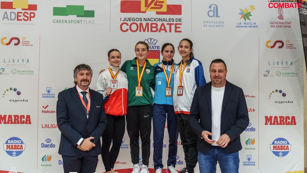 Mireia Vizuete, la segunda por la izquierda, también se subió a lo más alto del podio en categoría femenina