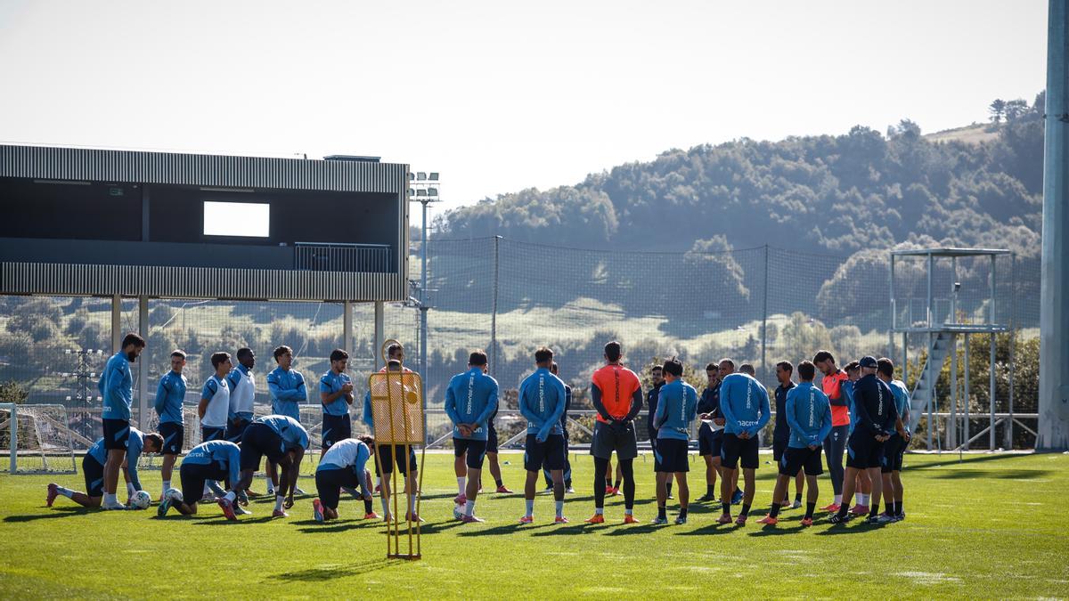 La plantilla de la Real escucha las indicaciones de Sergio Francisco antes de iniciar el entrenamiento de este viernes en Zubieta.