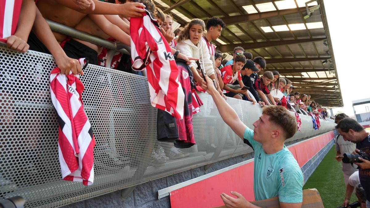 2.500 seguidores arropan al Athletic en Lezama