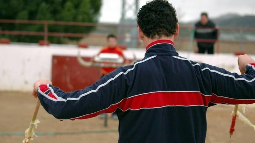Joven practicando con las banderillas.