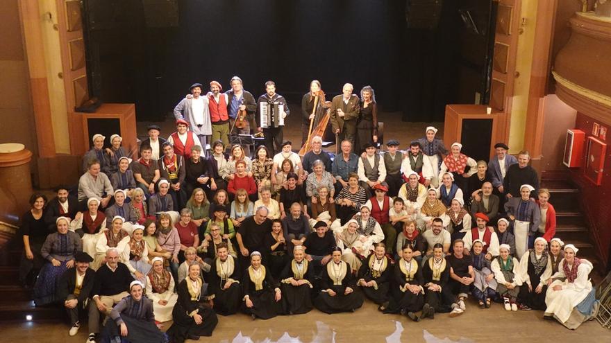 Eibarko Kezka dantza taldeak asteburu bizi-bizia izan du Donostian, Arraten eta Bilbon