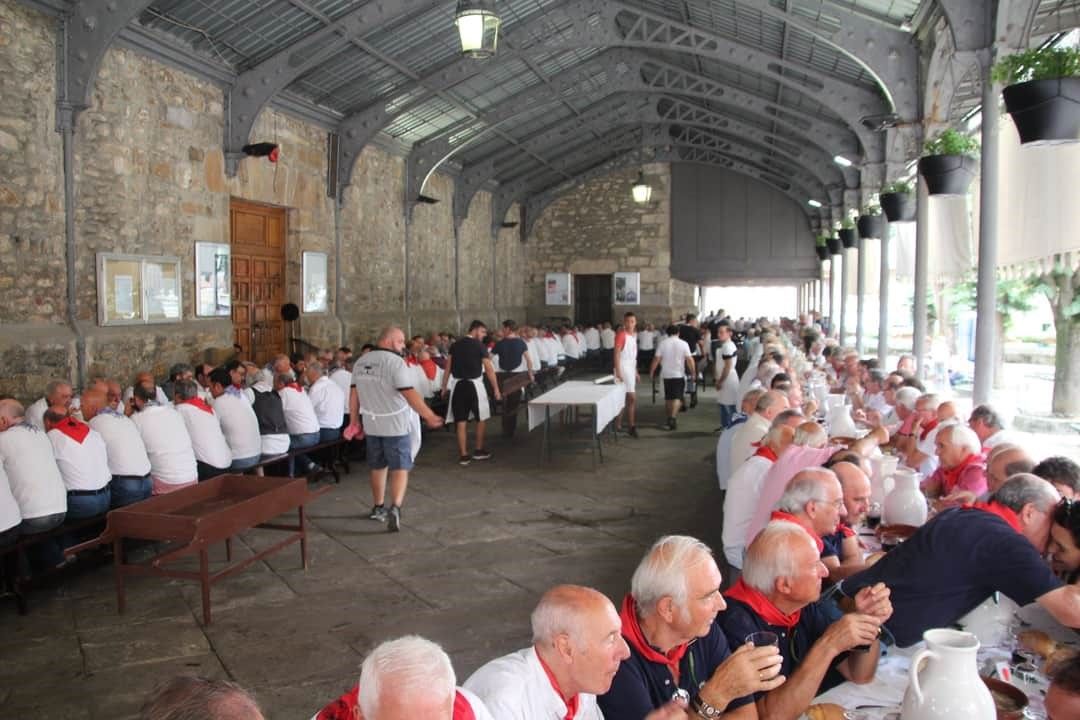 Comida cofradía San Roque de último domingo de agosto en pórtico parroquia de Laudio