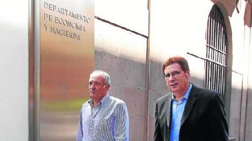 CON LOS PAPELES,  A HACIENDA