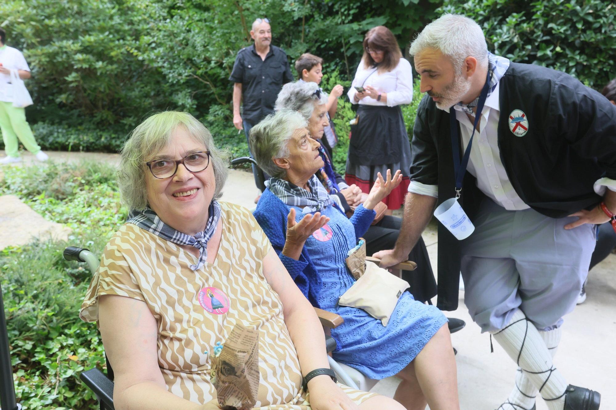 En imágenes: Siberiarrak lleva la fiesta a la residencia de ancianos Albertia Campos
