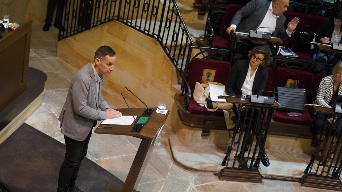 Elixabete Etxanobe sigue la intervención del portavoz de EH Bildu, Iker Casanova, en un pleno en Gernika Elixabete Etxanobe sigue la intervención del portavoz de EH Bildu, Iker Casanova, en un pleno en Gernika