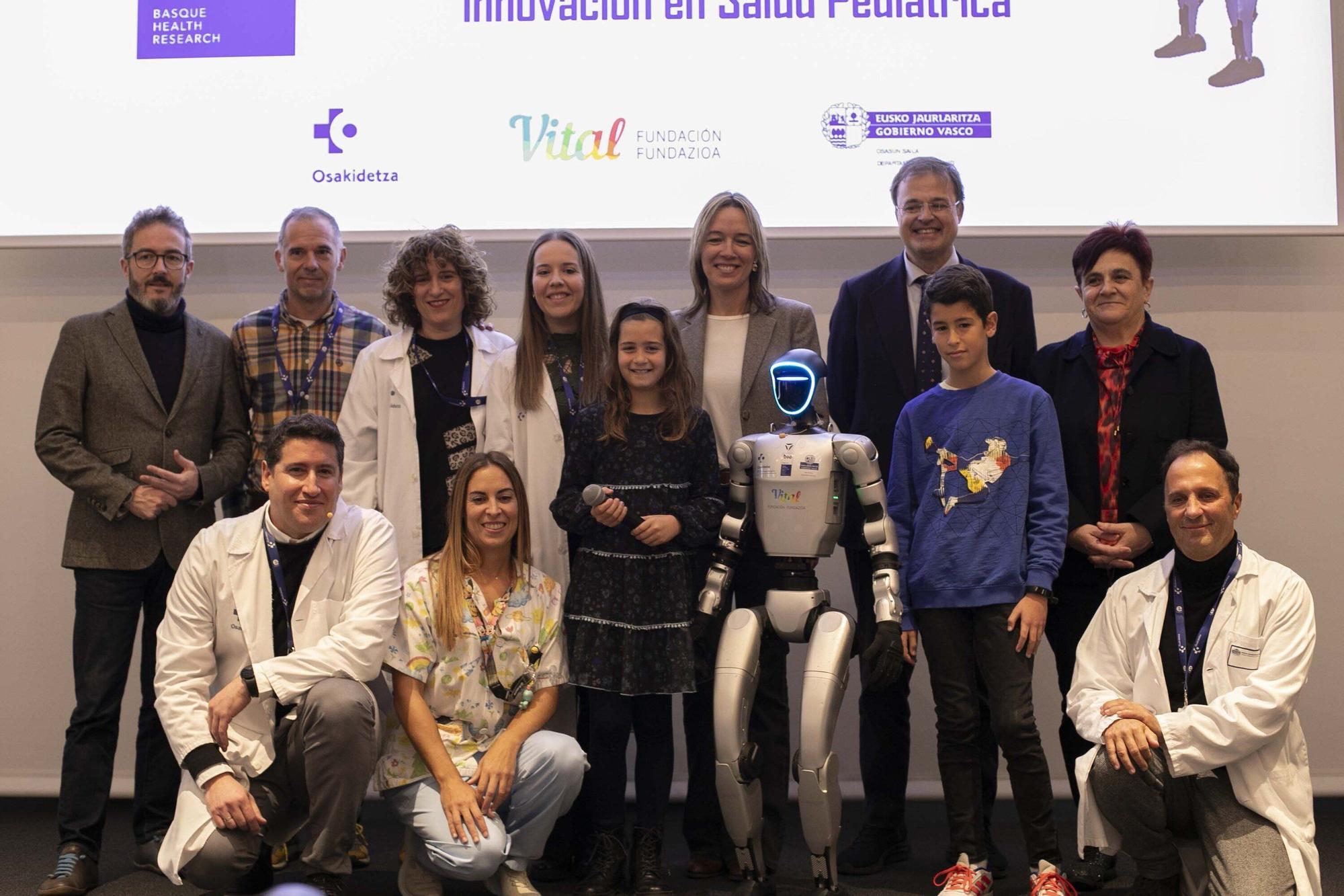 En imágenes: Así es SAAKI, el nuevo robot pediátrico que ayudará a los niños ingresados en el HUA-Txagorritxu