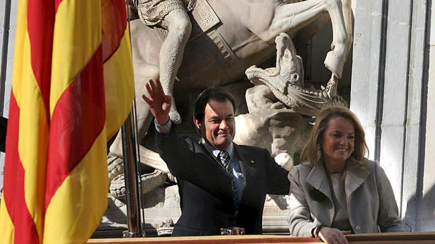 El nuevo presidente de la Generalitat, Artur Mas, acompañado de su esposa, Helena Rakosnik, saluda desde el balacón del Palau de la Generalitat.