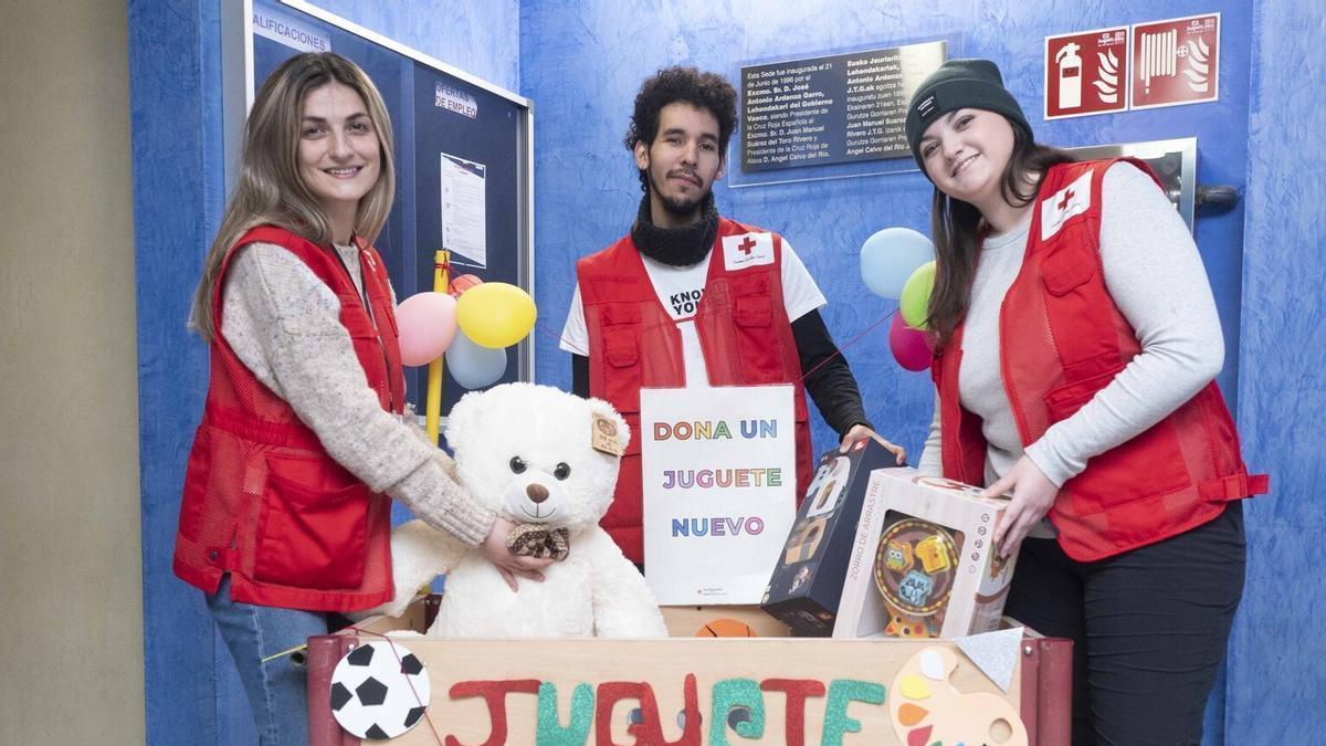 Emi Galcheva con Camilo Camayo e Itziar Moreno, voluntarios de Cruz Roja en este proyecto de &#039;El juguete educativo&#039;
