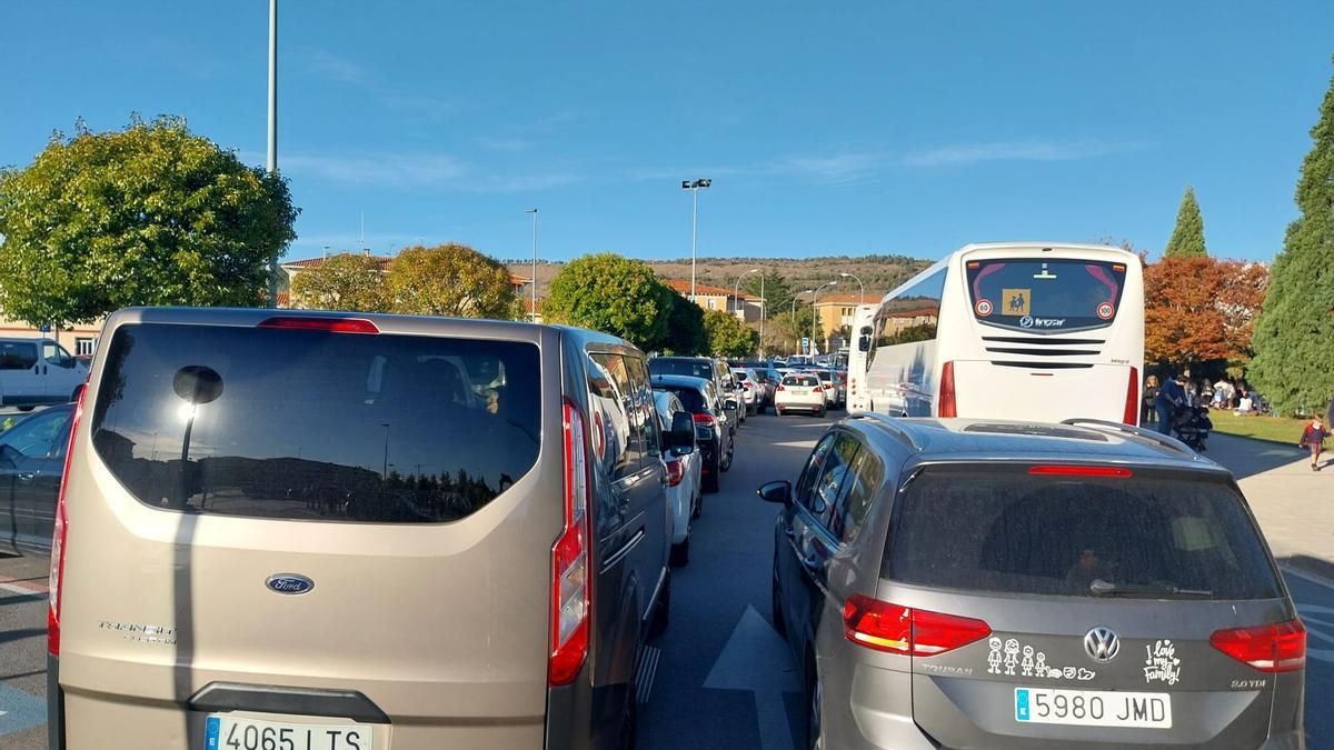 El tráfico junto al colegio Irabia-Izaga.