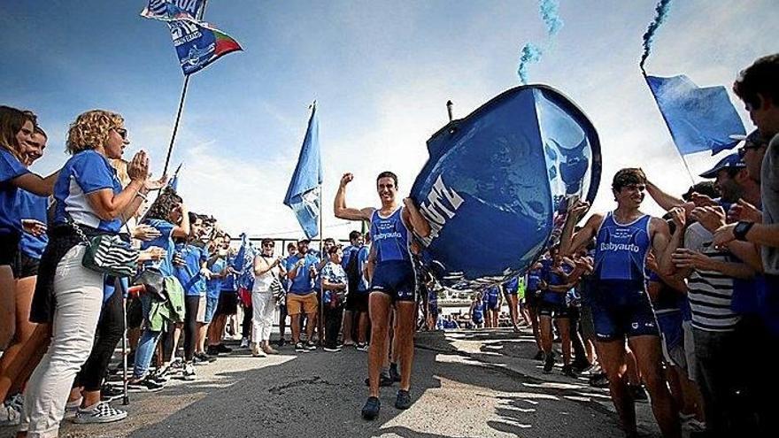 Sonrisas azules,  pena morada