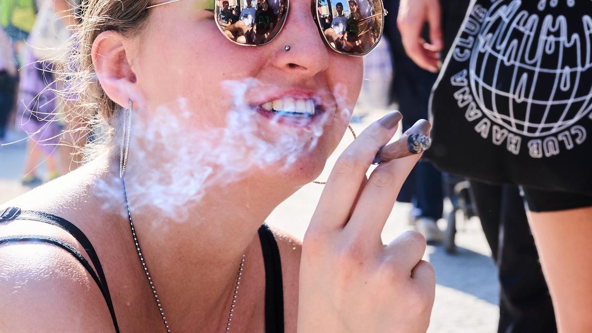 Una joven con un porro.