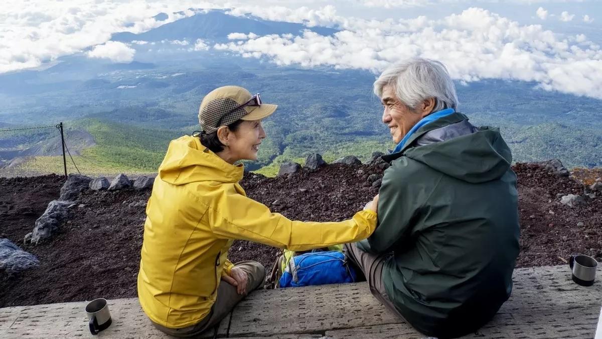 Sayuri Yoshinaga (Junko Tabei) y Koichi Sato (Masanobu Tabei), en la subida al Monte Fuji