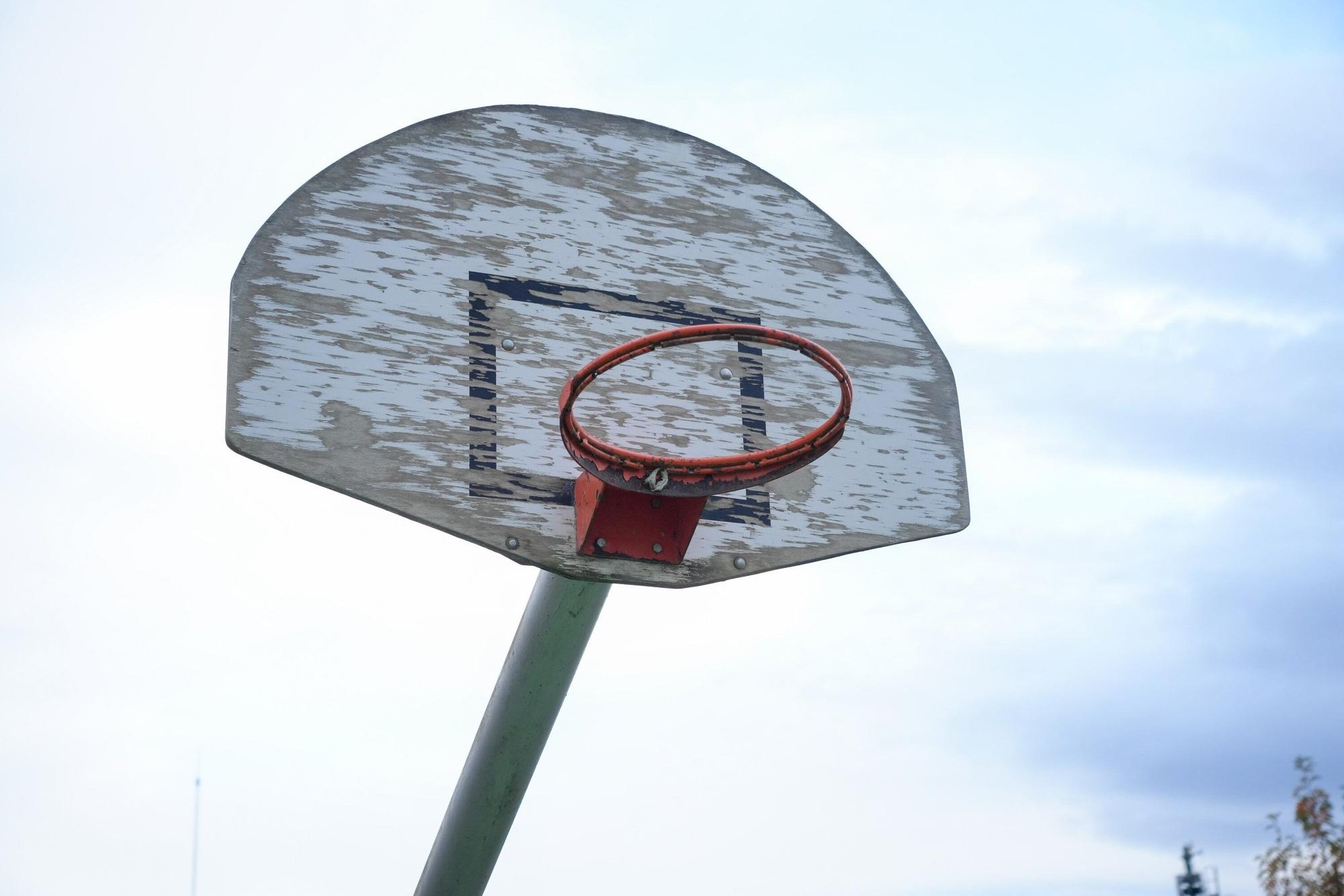 En imágenes: El Ayuntamiento adecenta el parque Tirreno