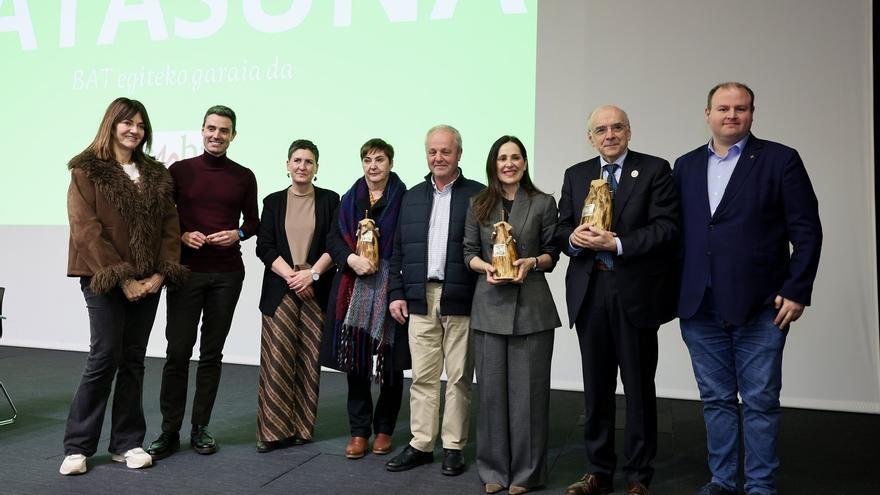 El Parlamento Vasco, la Academia de Derecho y la abogada Pili Zubiarrain reciben el premio 'Baserritarron Laguna'