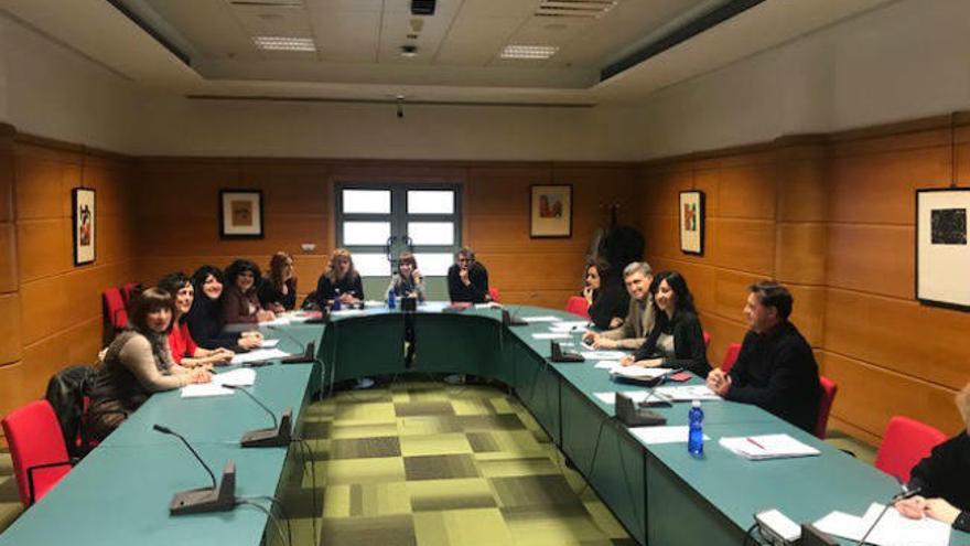 Educación llega a un  acuerdo con LAB, CC.OO. y UGT en la mesa de Cocina y Limpieza