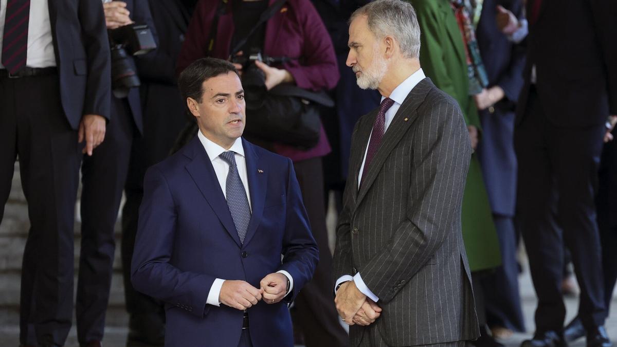 El rey Felipe VI (d) conversa con el lehendakari Imanol Pradales (i) a su llegada al Museo de la Paz de Gernika, este viernes.