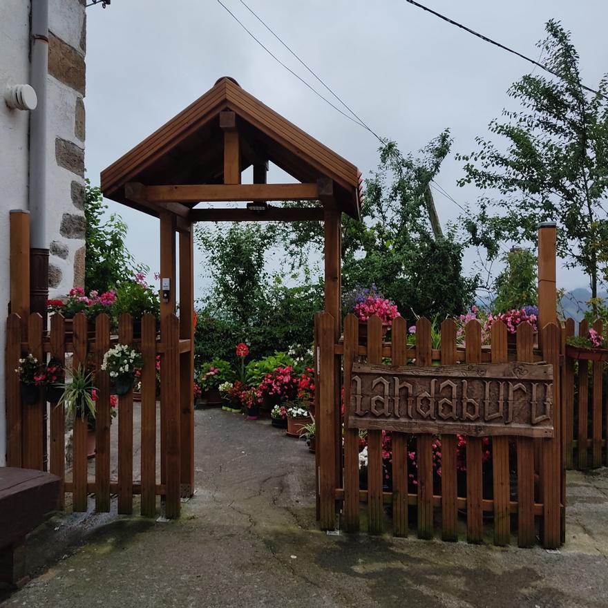 La entrada al caserío Landaburu de Zumarraga.