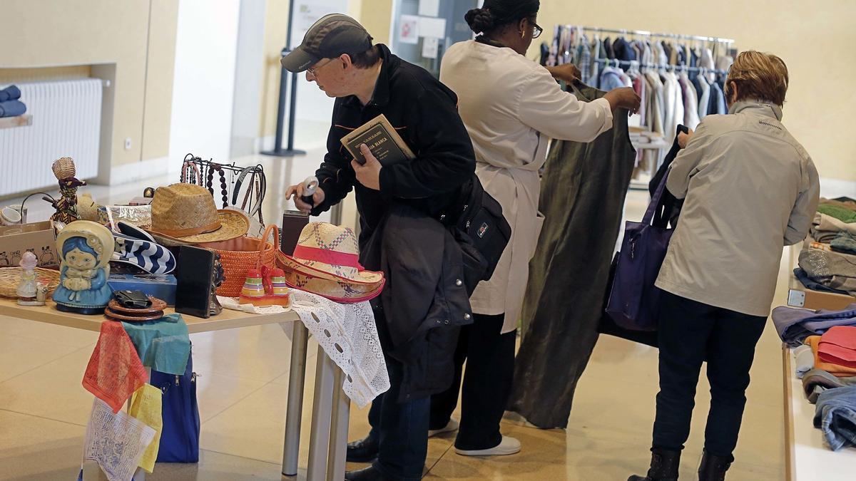 Varias personas mirando los objetos del mercadillo de intercambio sin dinero en una edición anterior