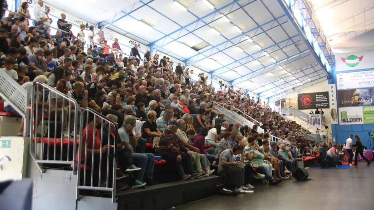 El frontón Artza de Bermeo se llenó hasta la bandera.