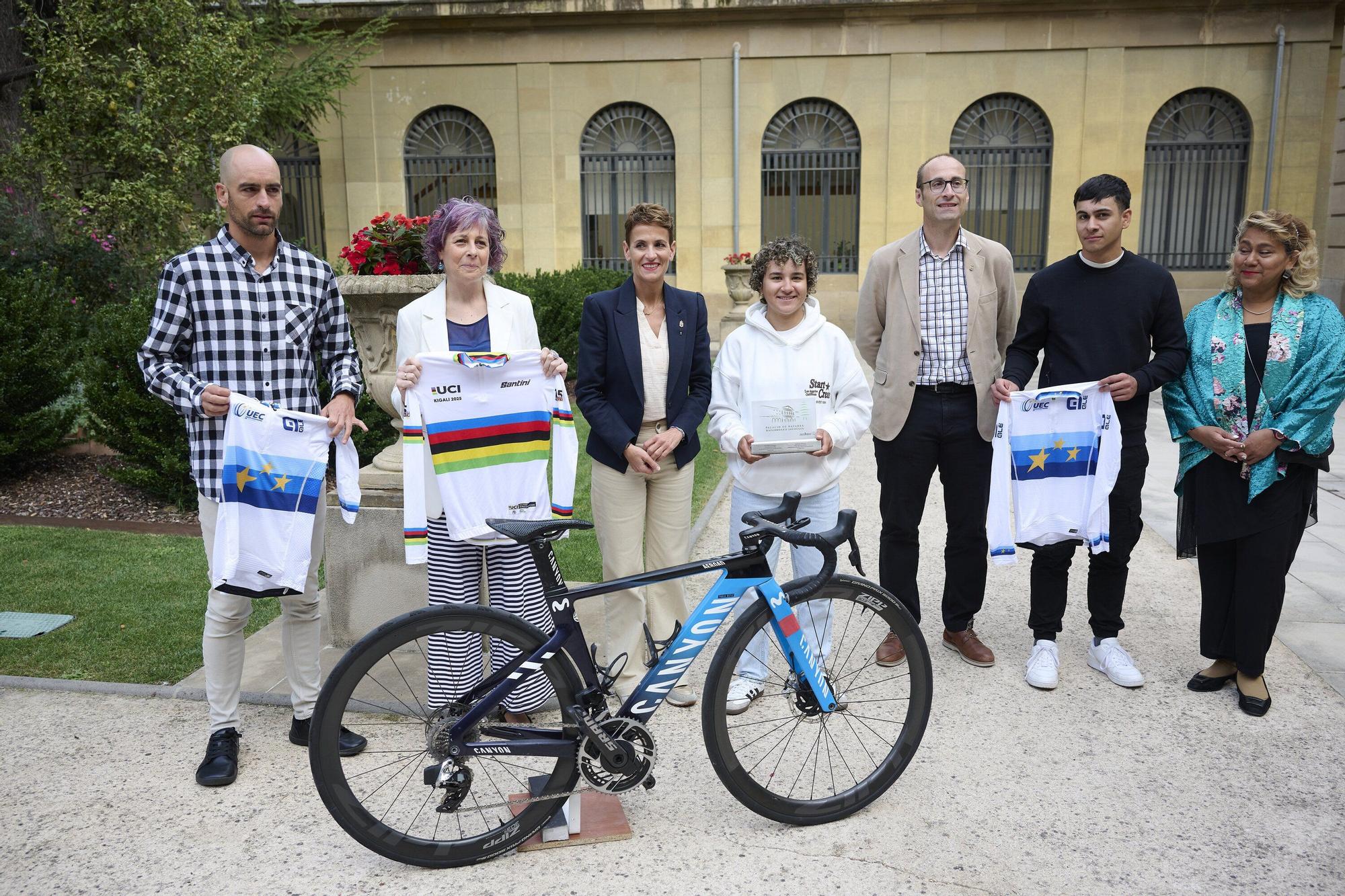 María Chivite recibe a Paula Ostiz en el Palacio de Navarra