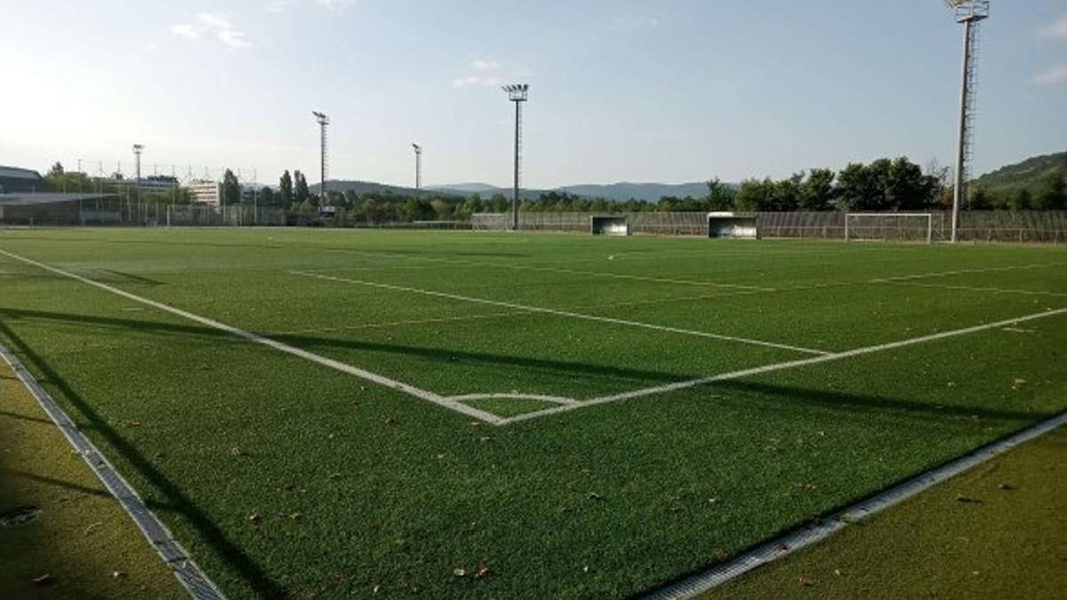 Gasteizko Udalak Adurtzako futbol zelaiko soropila ordezteko lanak lizitatu ditu, 365.000 euroan.