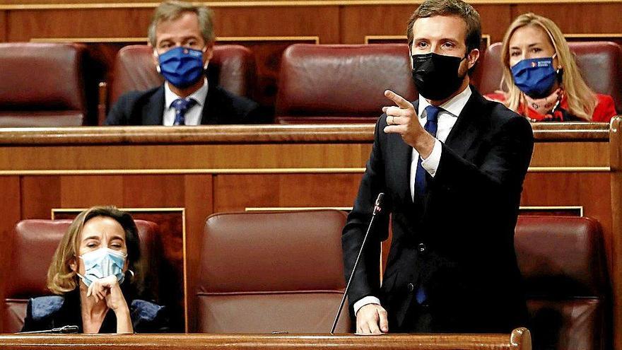 Pablo Casado se dirige a Pedro Sánchez durante su último rifirrafe en el Congreso. Foto: Efe