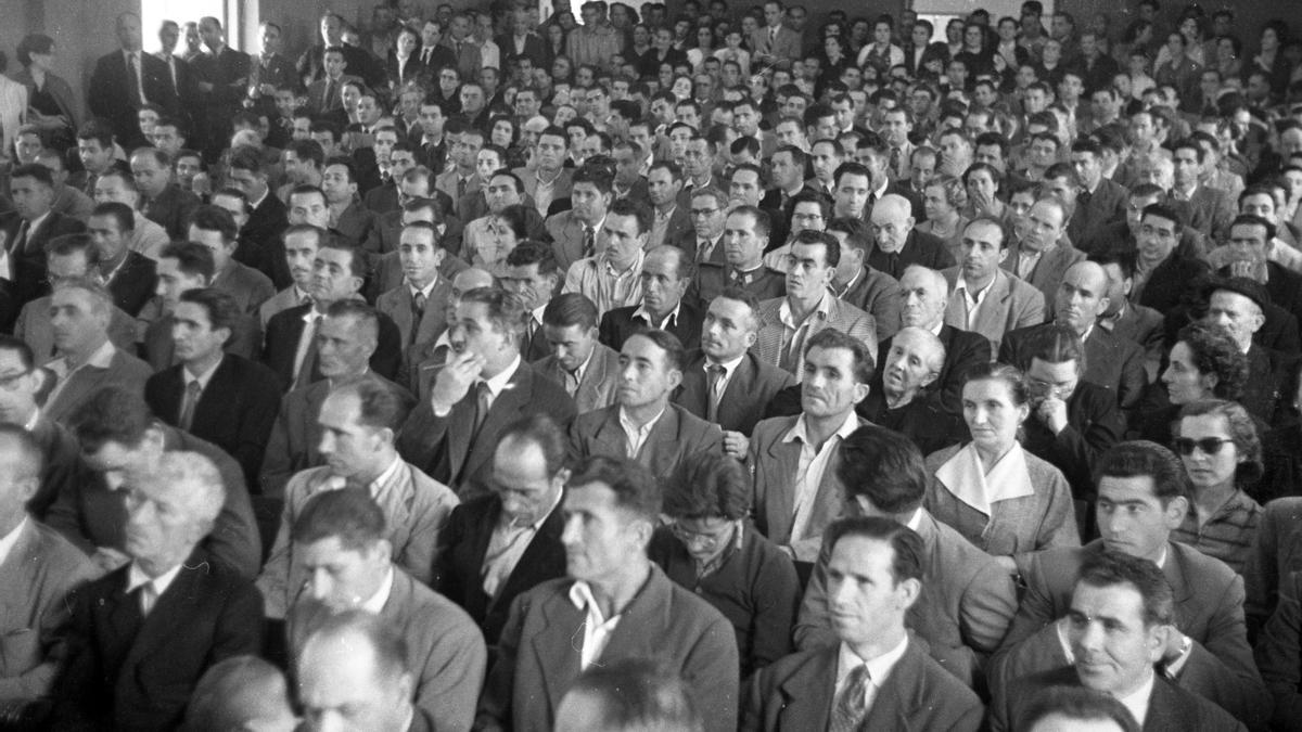 Sorteo de nuevas viviendas celebrado en el salón de las Salesianas en 1954.