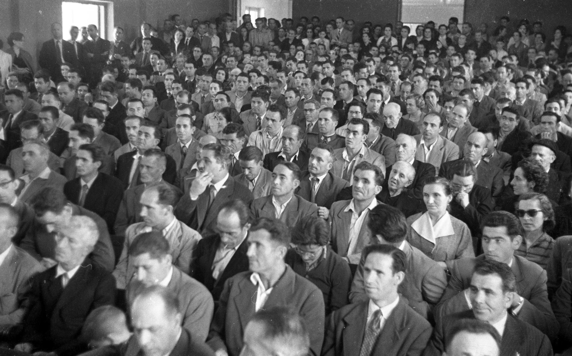Sorteo de nuevas viviendas celebrado en el salón de las Salesianas en 1954.
