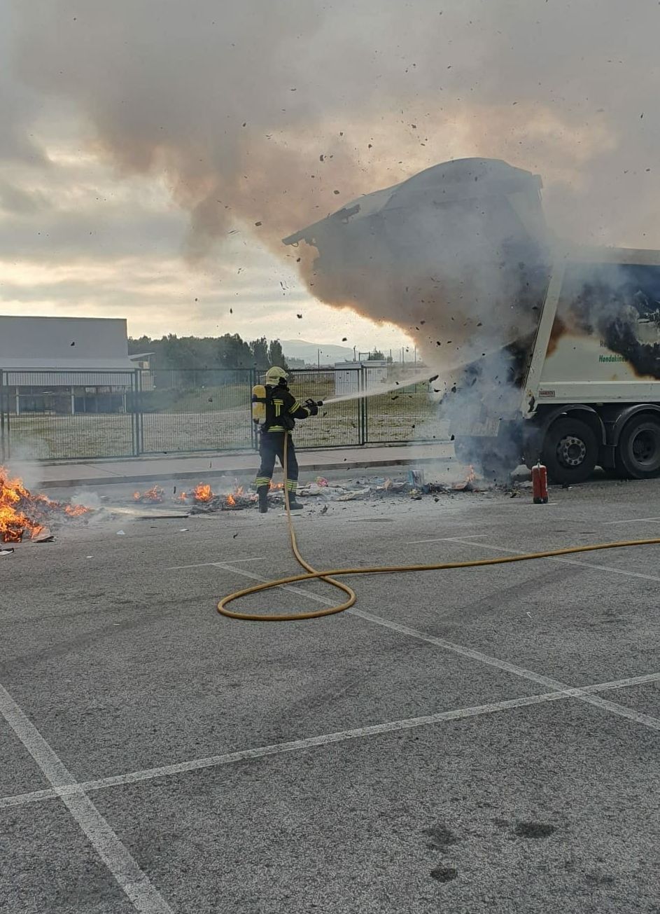 Arde un camión de la basura junto al polideportivo de la UPNA