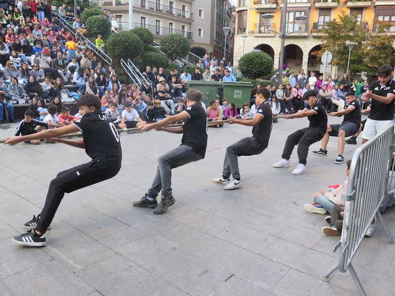 El Día de las Cuadrillas de fiestas de Urretxu, en imágenes