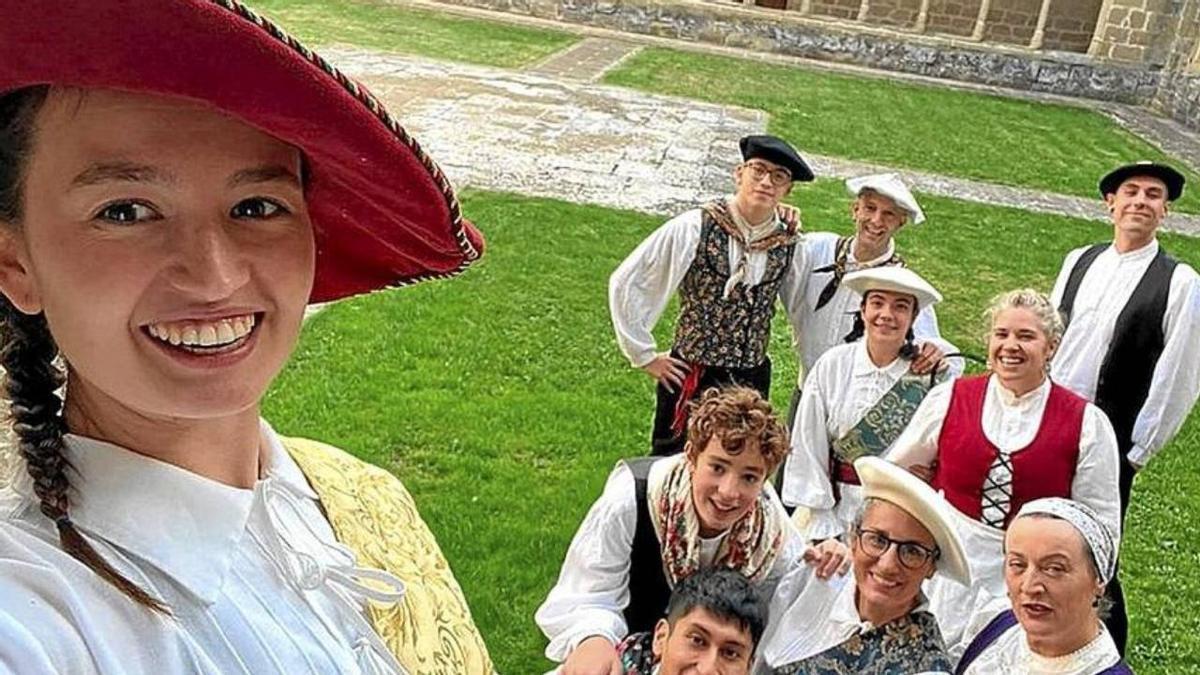 Parte del grupo de danzaris de varias edades en el Claustro del Carmen.