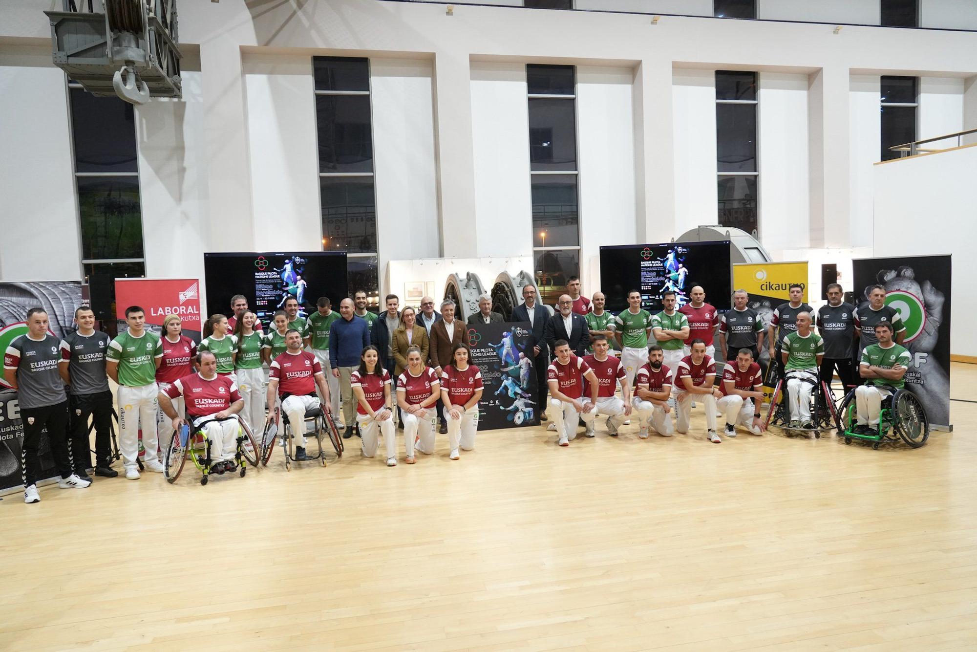 La Federación de Euskadi presenta a los pelotaris de Euskal Selekzioa que competirán en la Liga de Naciones de 36 metros en Bilbao.