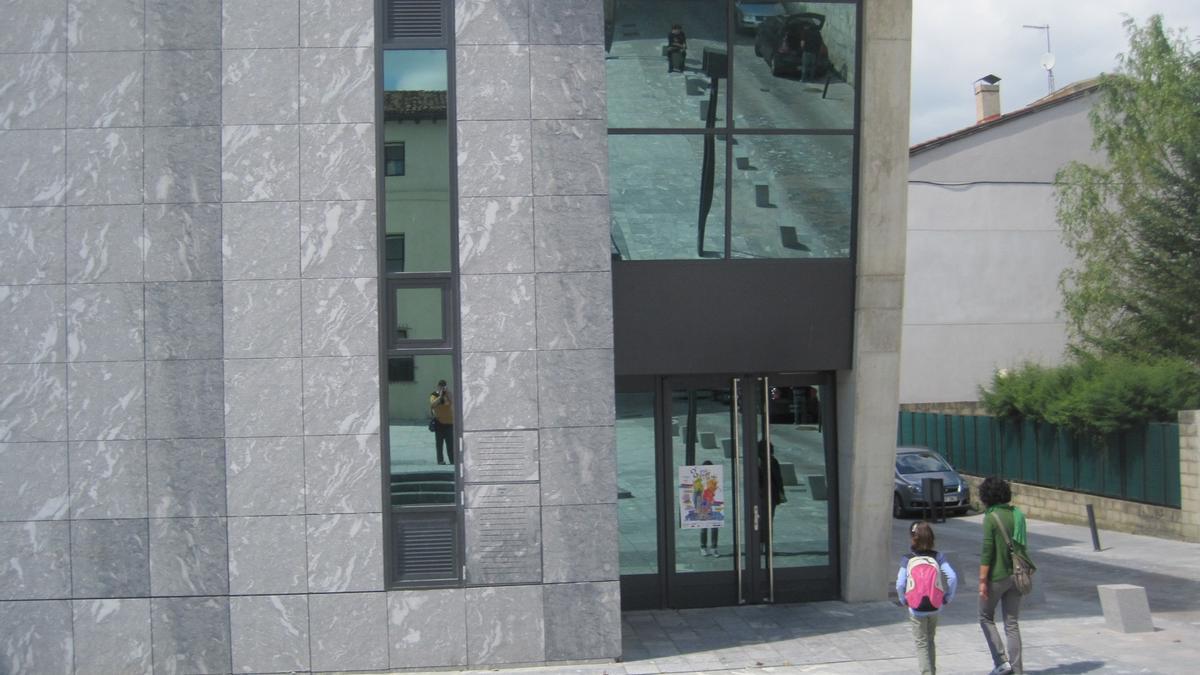 Exterior de la escuela de Agurain.