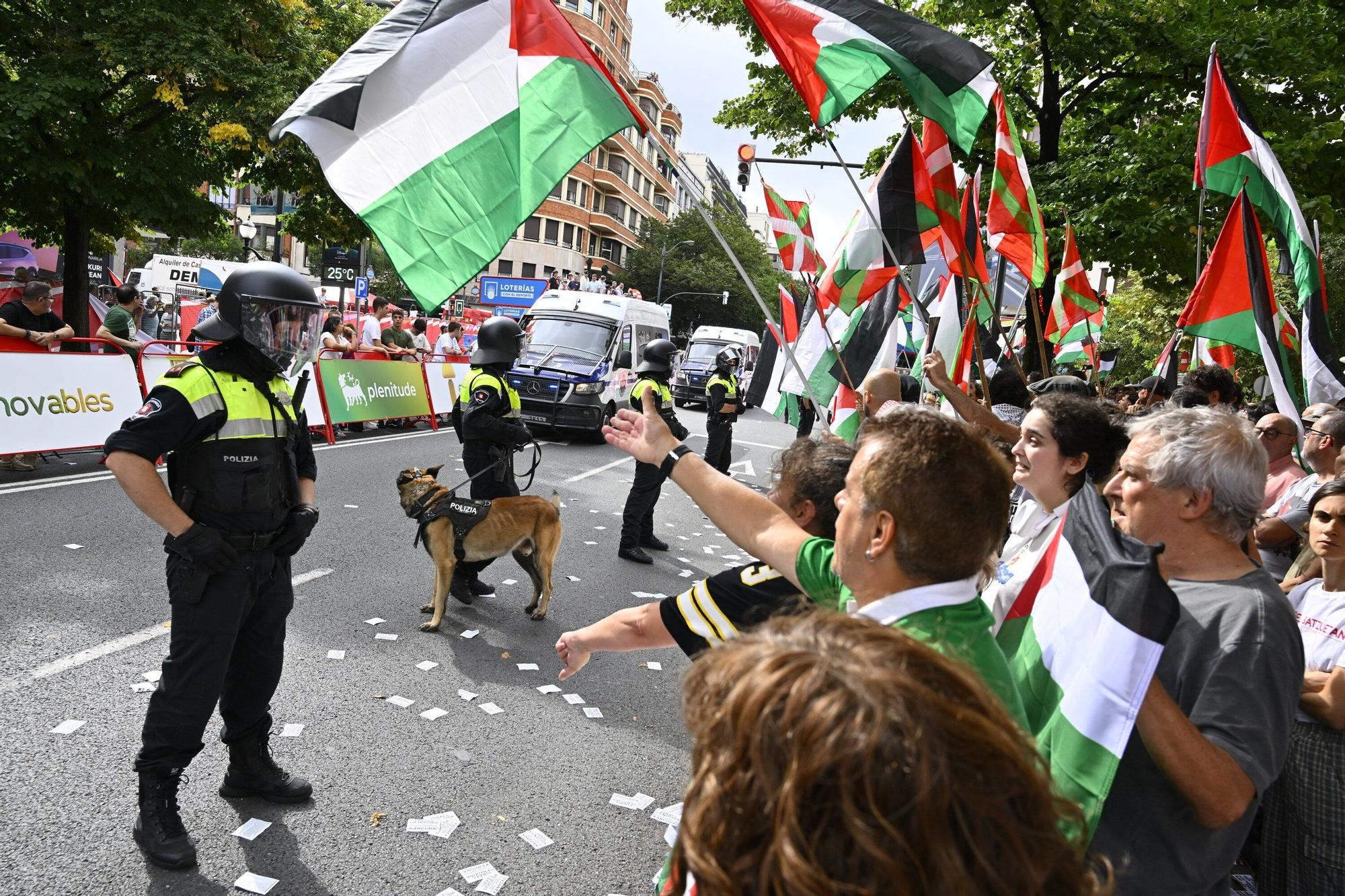 En imágenes: protesta contra el Israel al paso de la La Vuelta por Bilbao