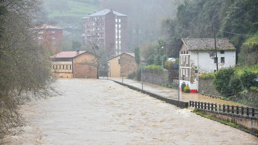 Azpeitia se blinda para minimizar la amenaza de los fuertes vientos y de las inundaciones