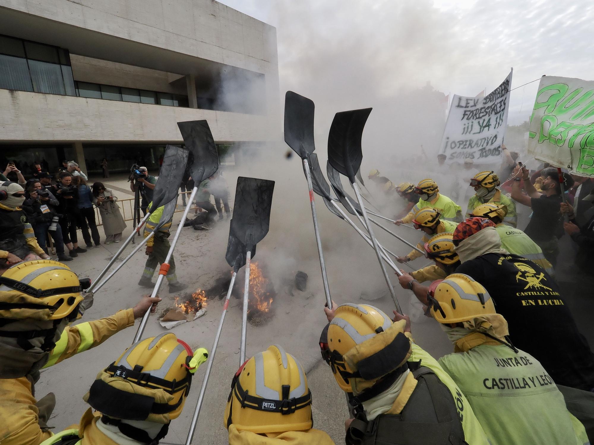 Bomberos forestales protestan frente a las Cortes de Castilla y León durante la comparecencia de Mañueco